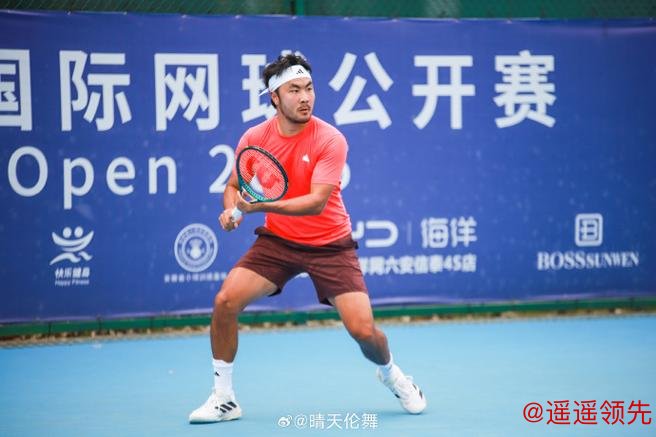 和职业球员过招 钧泰国际网球学院小球员PK特日格乐