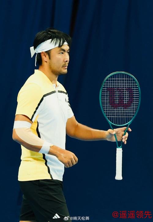 和职业球员过招 钧泰国际网球学院小球员PK特日格乐