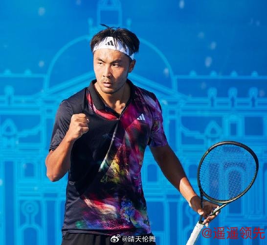 和职业球员过招 钧泰国际网球学院小球员PK特日格乐